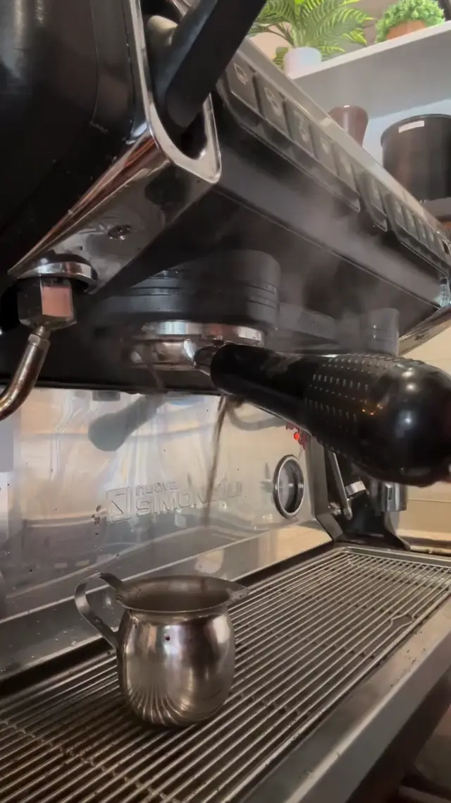 Cinematic Espresso Machine Close-Up AI Video Prompt for Premium Product Advertising