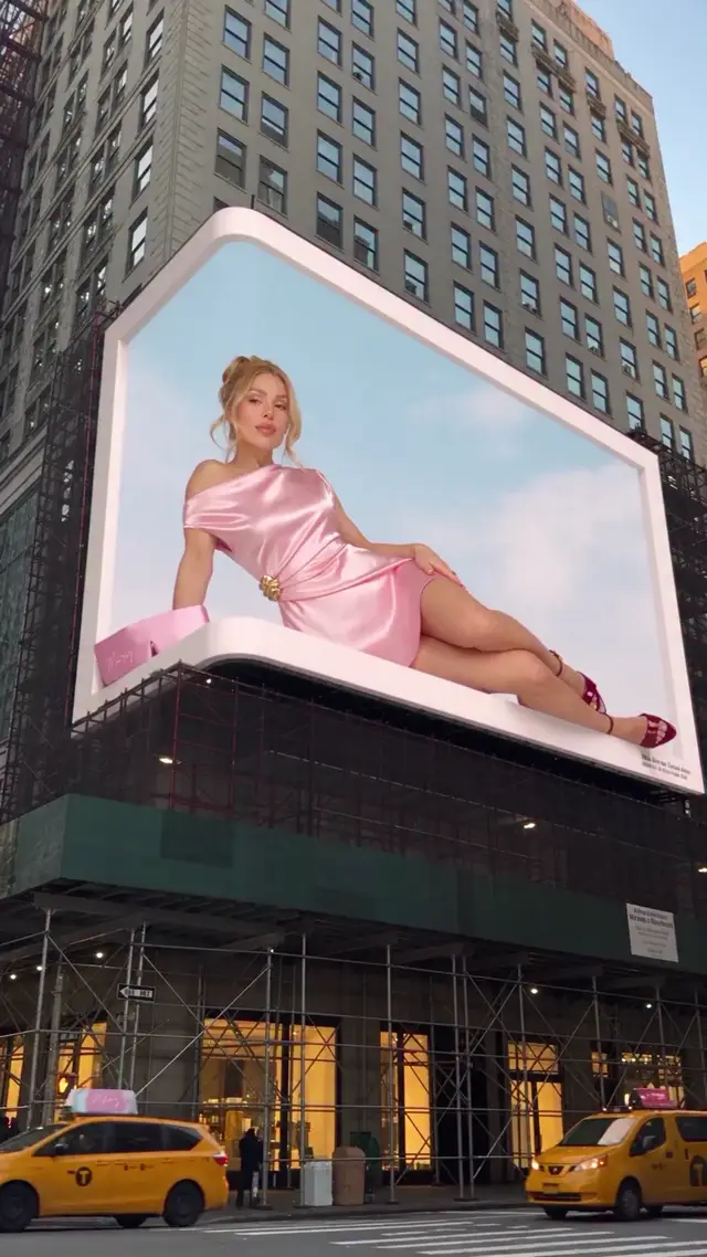 Urban Billboard AI Video Prompt for Luxury Fashion Ads