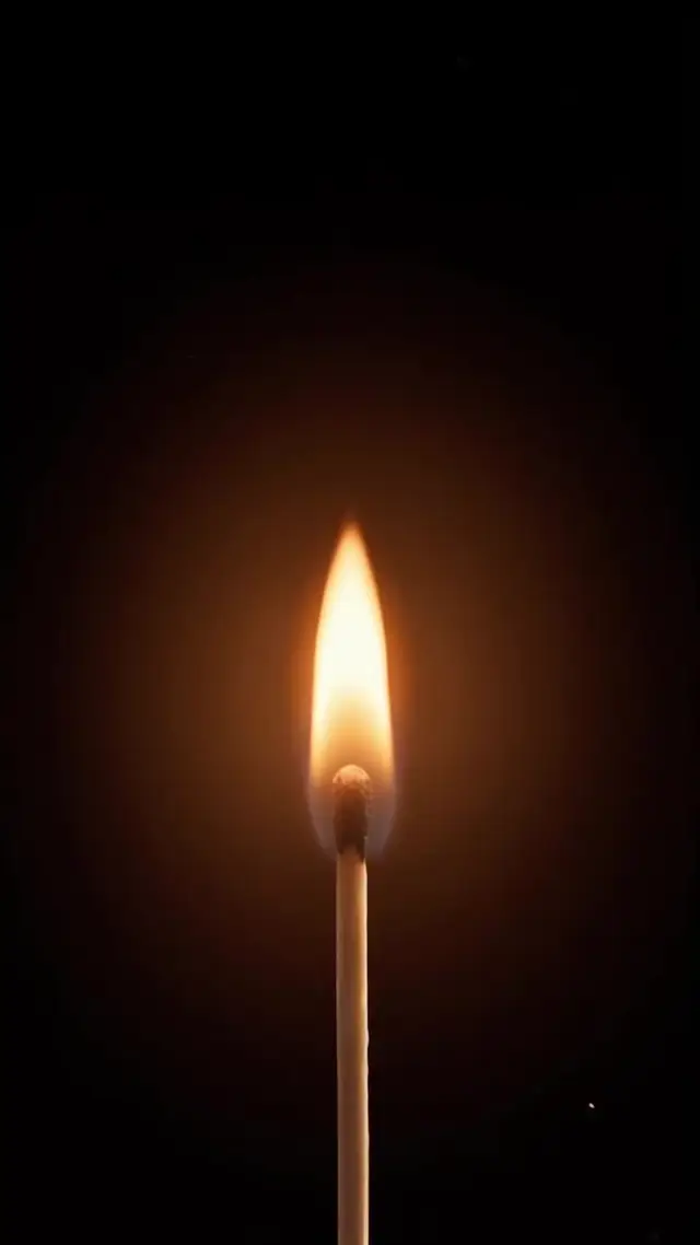 A Smoky Cinematic Reveal AI Video Prompt Ideas for Fragrance and Luxury Products