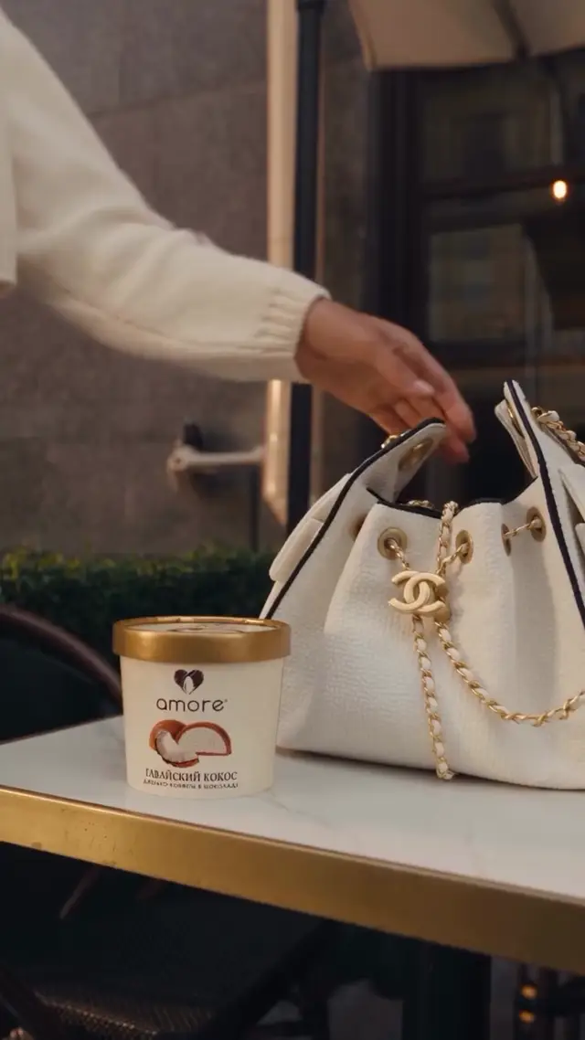AI Video Prompt for Food Product Reveals Using a Dolly Zoom Effect