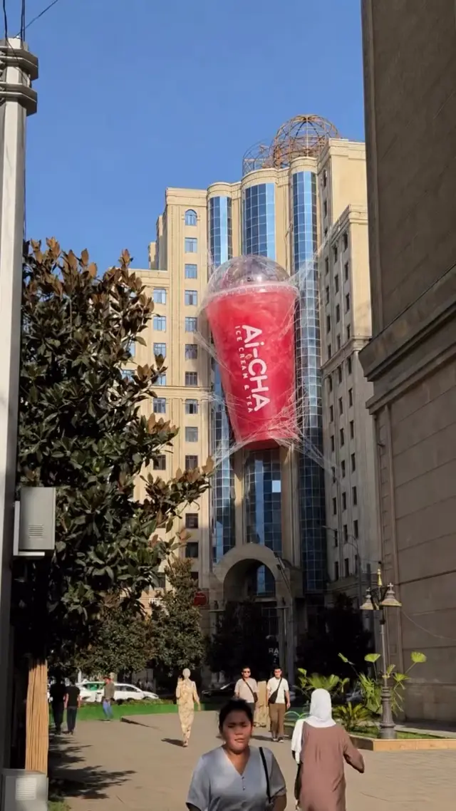 Handheld Cinematic Urban Balloon AI Video Prompt for Product Advertising