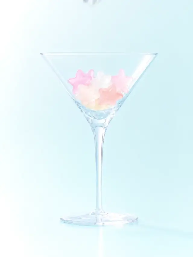AI Product Video Prompt: Minimalist Martini Glass Beauty Reveal