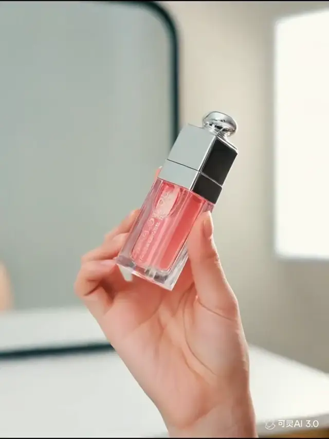Luxury Lip Gloss Commercial Prom Using Macro Shots and Ethereal Bubbles
