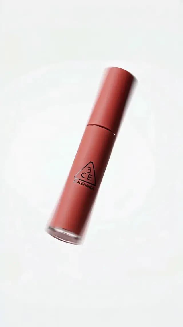 AI Beauty Commercial Prompts: Glossy Lip Gloss Product Reveal Concept
