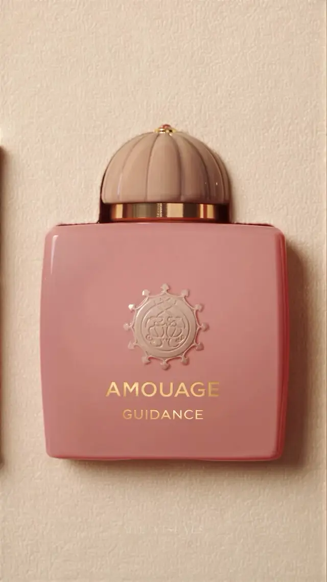 Cinematic Orbital Product Reveal AI Video Prompt for Luxury Goods