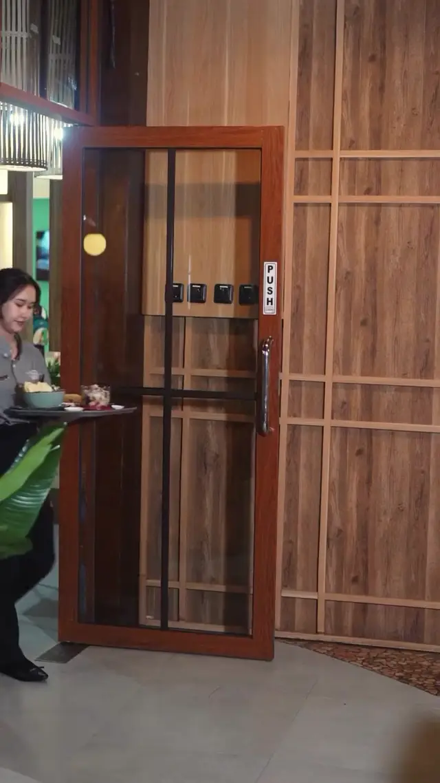 Behind-the-Scenes Documentary Food Video Prompt for Indonesian and Global Eats