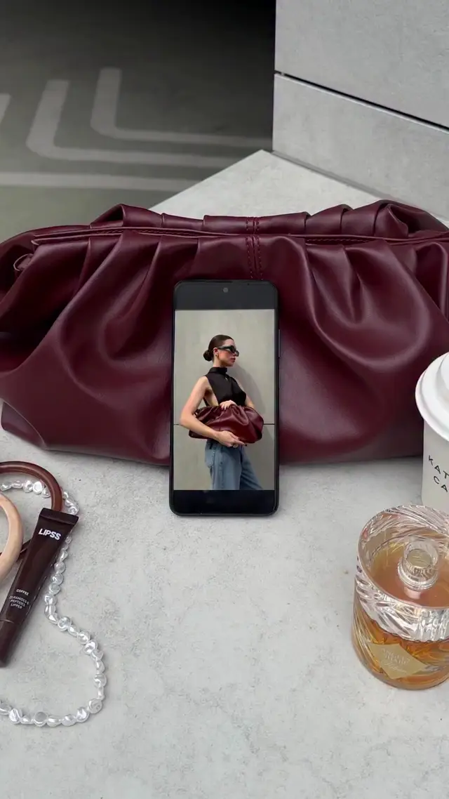 Static Flat Lay with Dynamic Screen Insert AI Video Prompt for Fashion and Beauty Ads