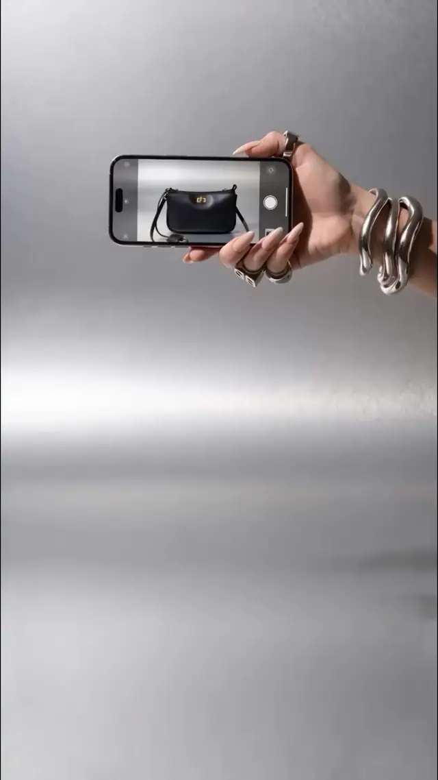 Rapid-Fire Product Reveal AI Video Prompt for Luxury Handbags and Accessories