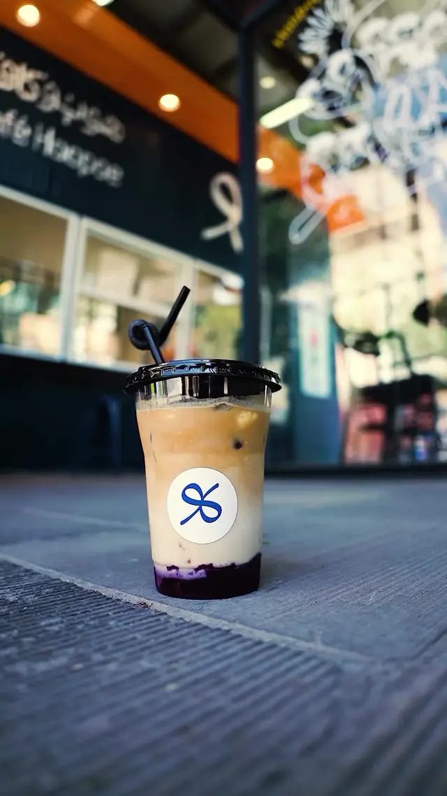 Cinematic Low-Angle Product Reveal: AI Video Prompt Ideas for Cafe and Beverage Brands