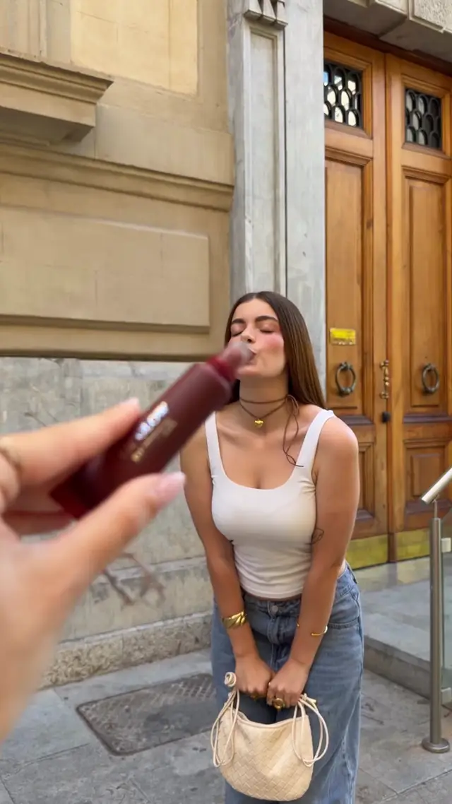 Shallow Depth of Field Beauty Commercial AI Video Prompt for Fashion Products