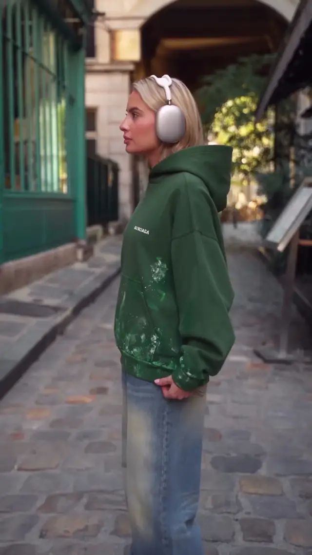 Whip-Cut Hoodie Transfer Video Prompt for Urban Fashion Advertising