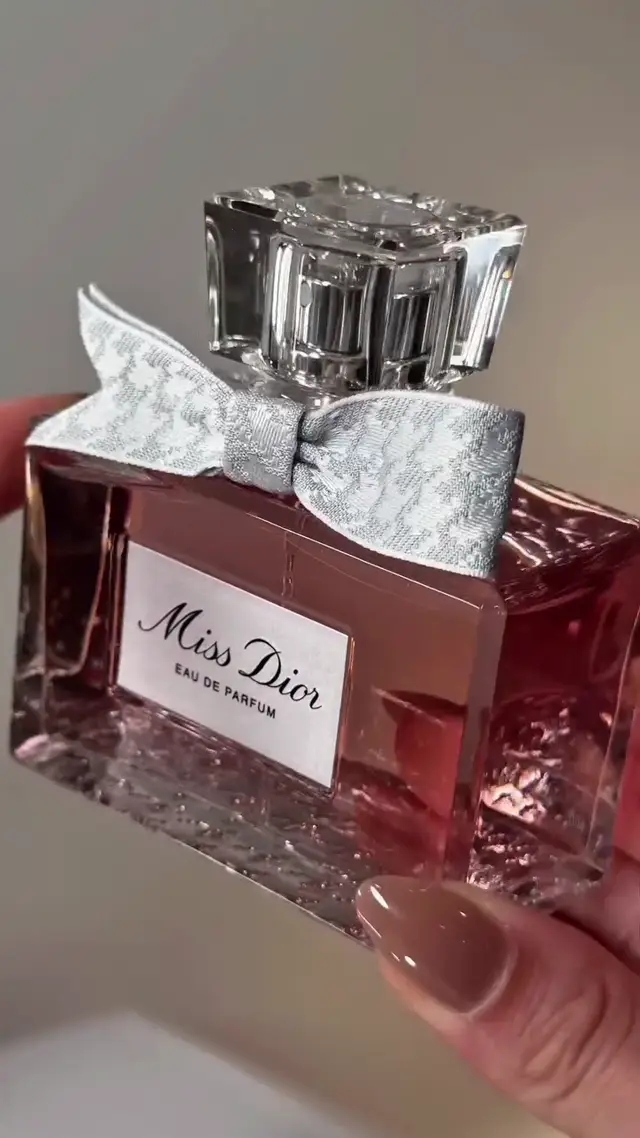 Luxury Unboxing Video Prompt for Perfume and Beauty Product AI Ads