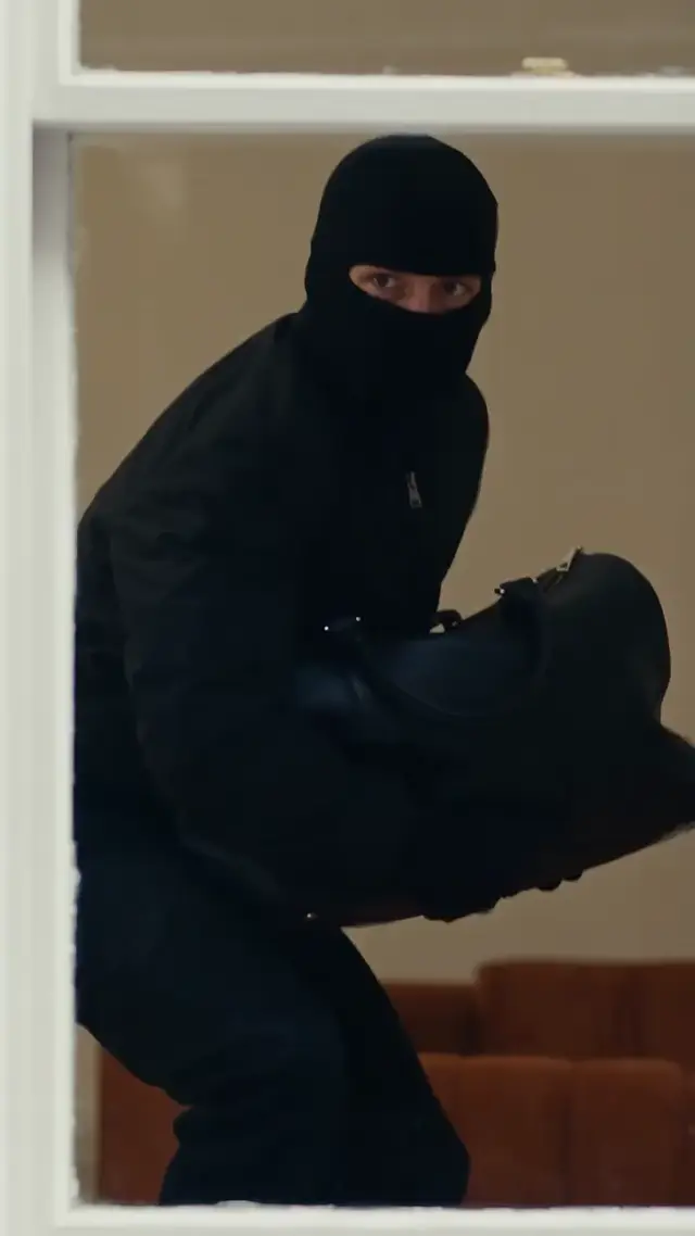 Thriller Action to Luxury Reveal AI Video Prompt for Product Commercials