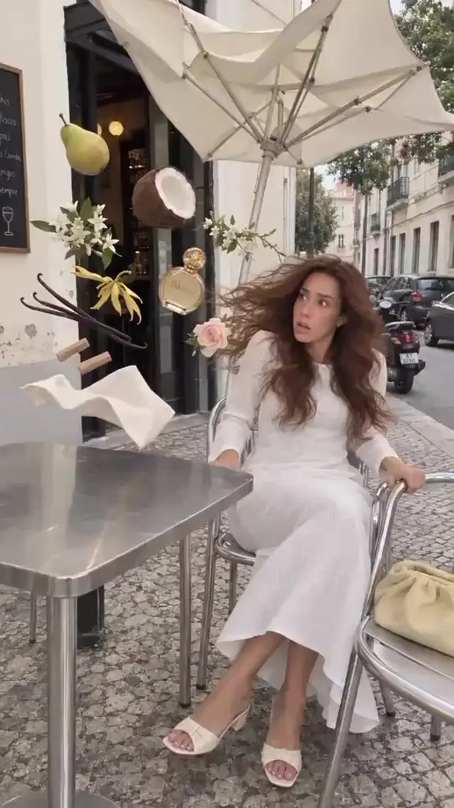 Dreamlike Product Reveal AI Video Prompt for Luxury Branding and Ecommerce Advertising
