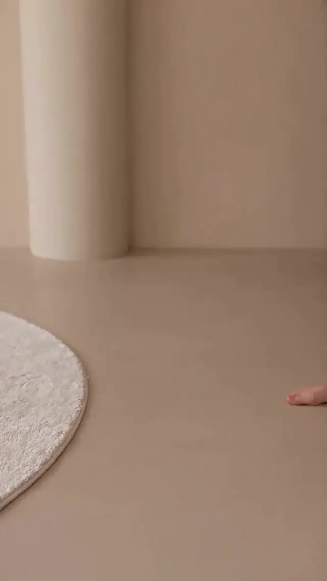 AI Video Ad Concept: Slow-Motion Skincare Splash in Beige Studio