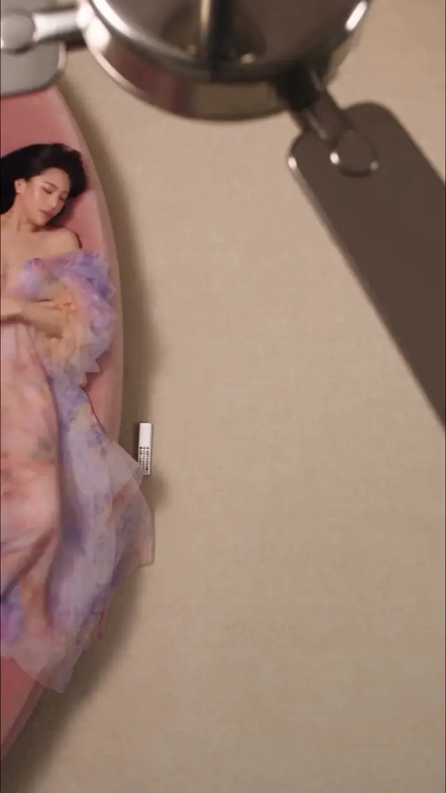 AI Fashion Prompt: Fan Blade Outfit Transitions for Product Videos