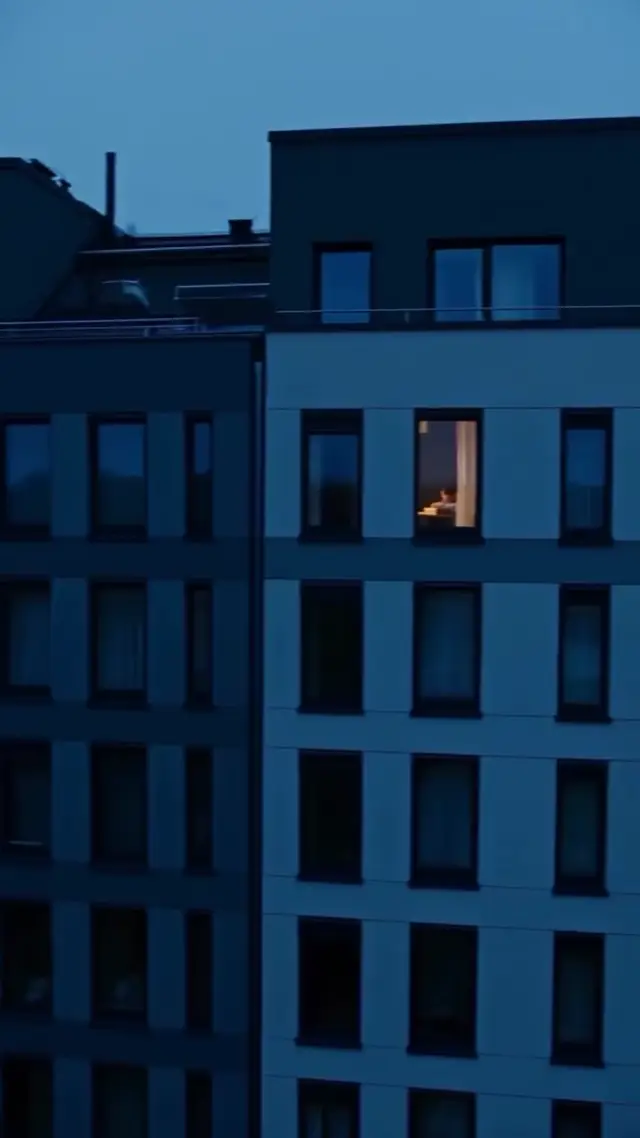 Frame-Within-a-Frame Food Ad: Transformative Window Reveal AI Video Prompt