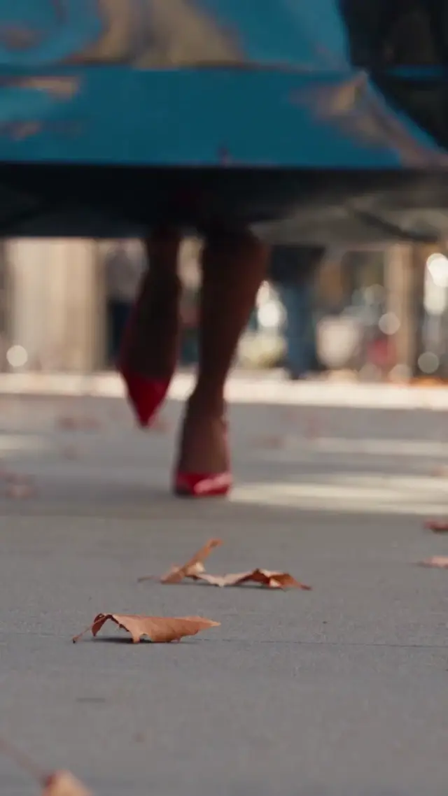 High-Fashion Urban Shopping Bag Video Concept for AI Product Ads