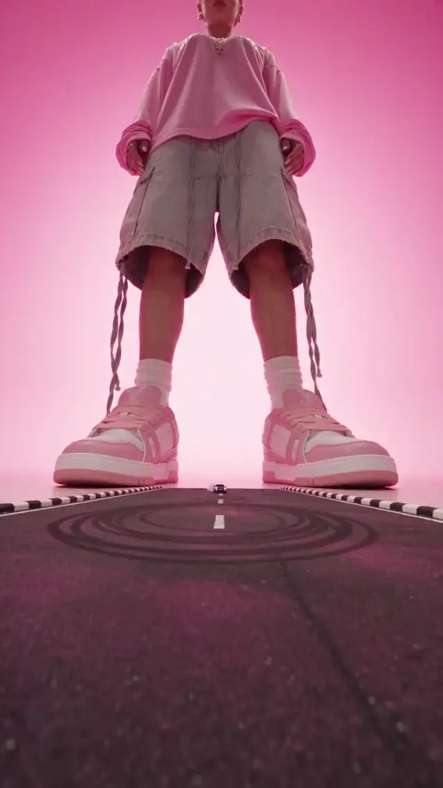 Surreal Scale Contrast AI Video Prompt for Urban Product Advertising